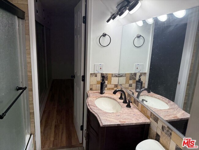 Building Photo - 579 E Fairview Blvd