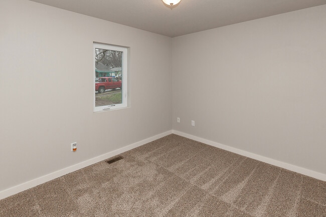 Building Photo - Updated 3 Bed 2 Bath Home