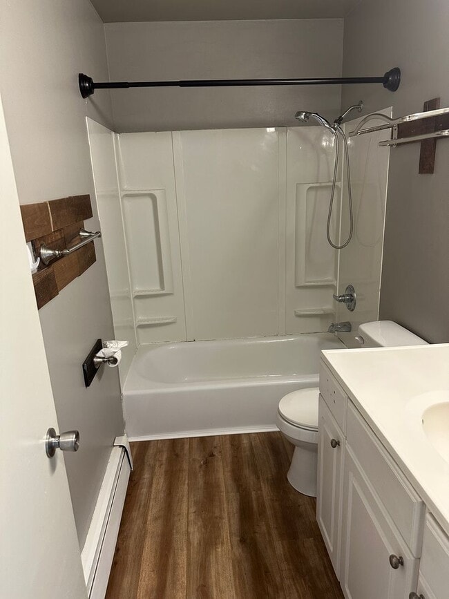 Building Photo - Available now 3 Bed/1 Bath - Heat included!