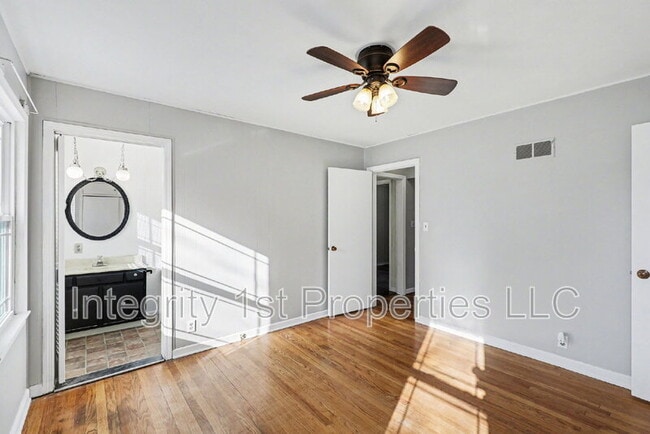 Building Photo - 211 SE 7th St