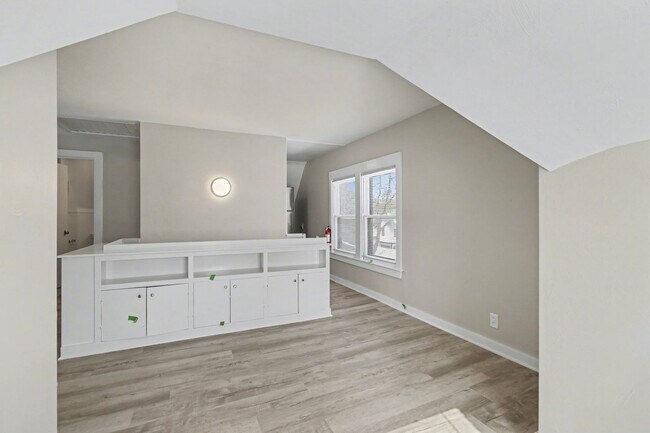 Building Photo - Fully Renovated 1 Bedroom in Historic Sloan Neighborhood $1099