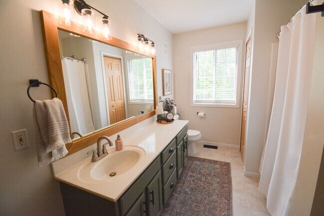 Building Photo - Stunningly Update 2 bed 1.5 bath Townhome ...