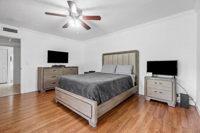 Building Photo - 2453 Waterside Dr