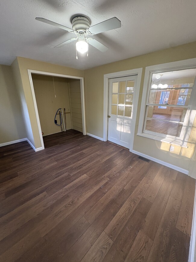 Building Photo - 706 Hancock Dr