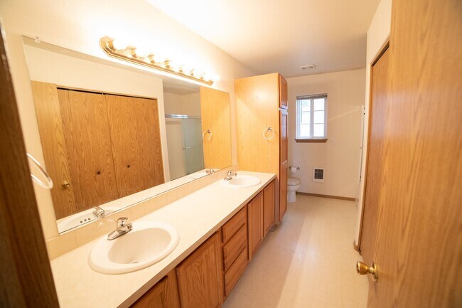 Building Photo - Oversized Townhouse in Prime Location!