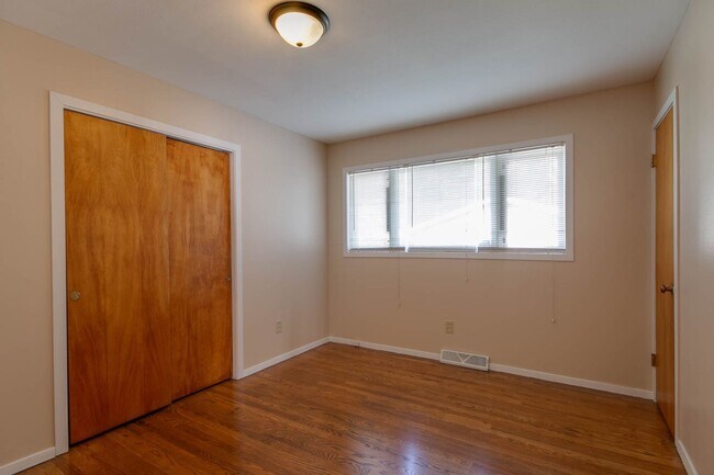 Building Photo - 1816 Elaine Dr