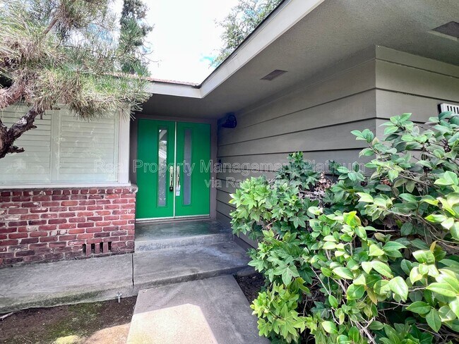 Building Photo - 1111 W San Jose Ave