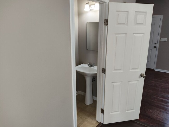 Building Photo - Beautifully maintained 4-bedroom, 2.5-bath over 2,200 sqft with a 2 car garage!