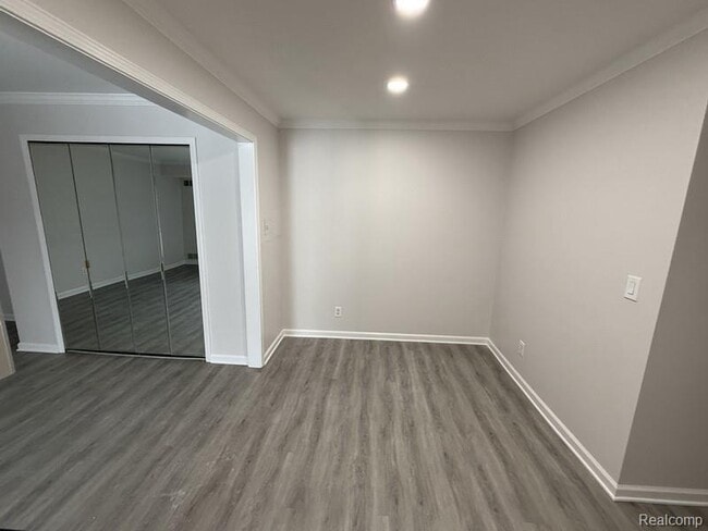 Building Photo - 250 E Thirteen Mile Rd