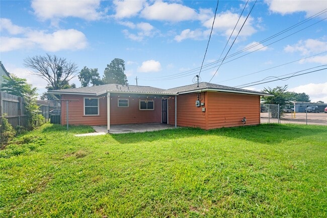 Building Photo - 2210 Chestnut Ln