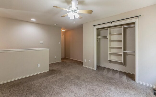 Building Photo - Spacious 1 Bedroom 1 Bath Available NOW