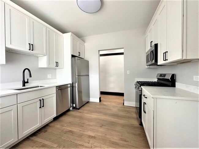 Building Photo - 1400 W Summerdale Ave