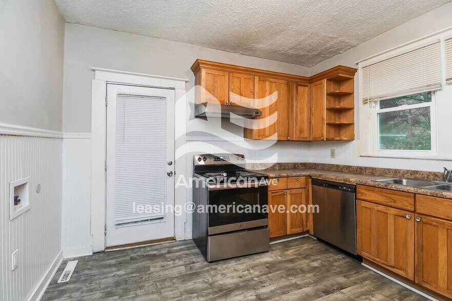 Building Photo - 808 3rd St SE