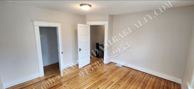Building Photo - Large 2-story 4 Bed 1.5 Bath Home in Leave...