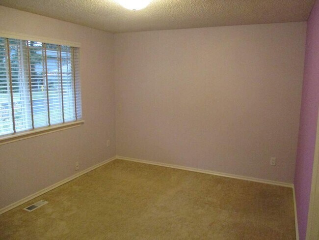 Building Photo - 3 Bedroom + Bonus, 2.5 Bathroom Gig Harbor...