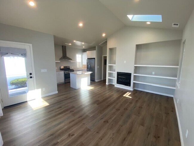 Building Photo - Pacific Grove Cottage!
