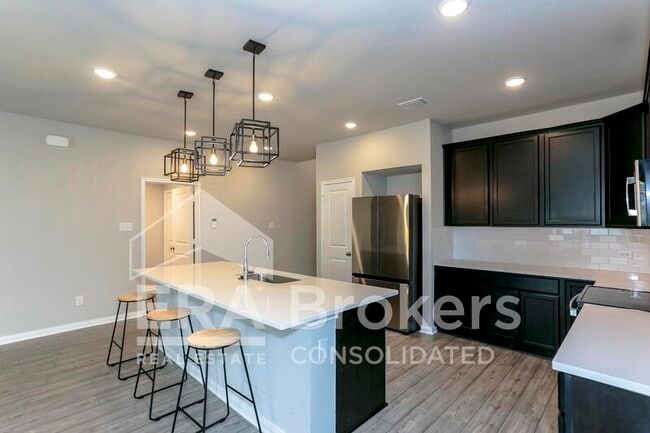 Building Photo - 6402 Golden Gate Dr