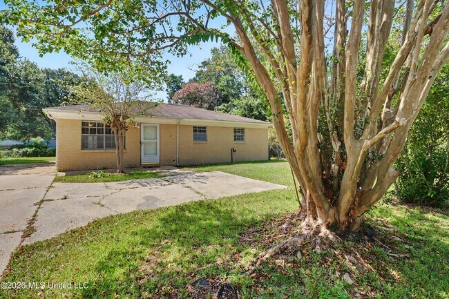 Building Photo - 4625 Hilltop Dr
