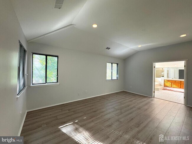 Building Photo - 104 Sayre Dr