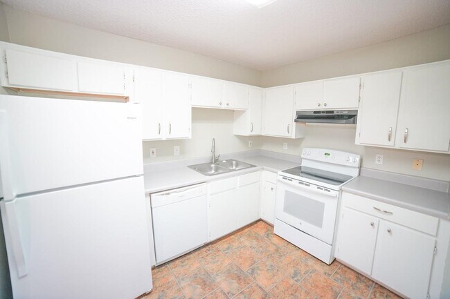Building Photo - 1100 Greentree Ct