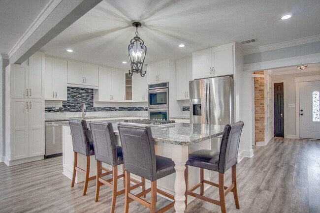 Building Photo - East Hill 3BR Home Near Bayview Park with Office, Hot Tub, Workshop & Detached Garage