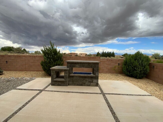 Building Photo - 3 Bedroom & An Office Luxury Home Availabl...
