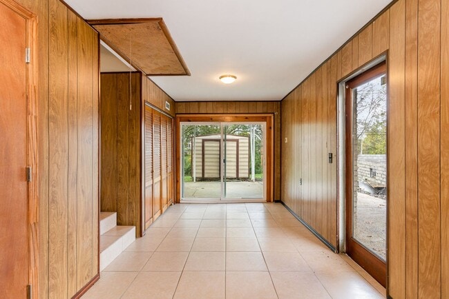 Building Photo - Classic Mid-Century Ranch Charlotte Park Available!