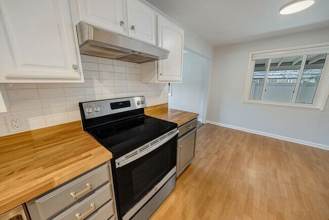 Building Photo - Charming 3-Bedroom Home Near CMU with Bonus Room