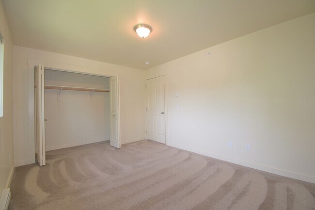 Building Photo - Top Floor 2Bed 1Bath apartment! Close to M...