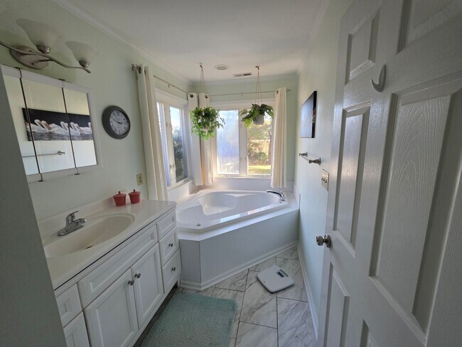 Building Photo - Beautiful 3 bedroom, 2 bath house with one car garage, located on Cummins Creek