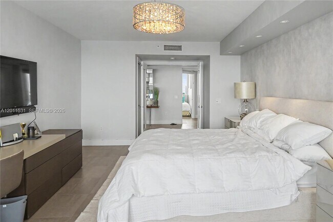 Building Photo - 17555 Collins Ave