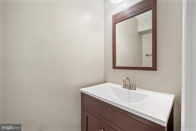 Building Photo - 1 Esmond Ct