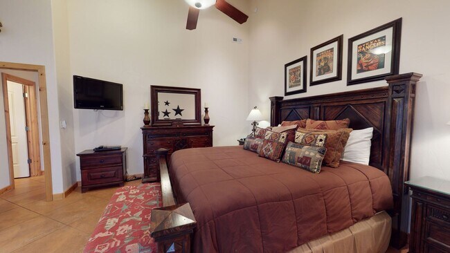 Building Photo - 3 Bedroom House by the Golf Course Fully Furnished