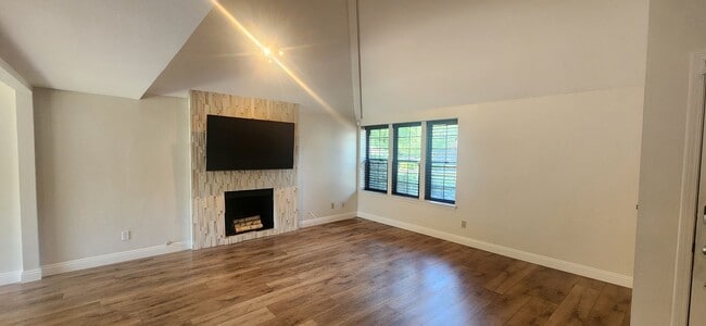 Building Photo - Beautiful 3 Bedroom Home in Desirable Rive...