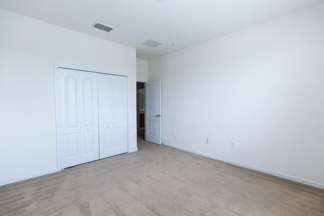 Building Photo - Beautiful spacious 4 bedroom, 2.5 bathroom townhome!