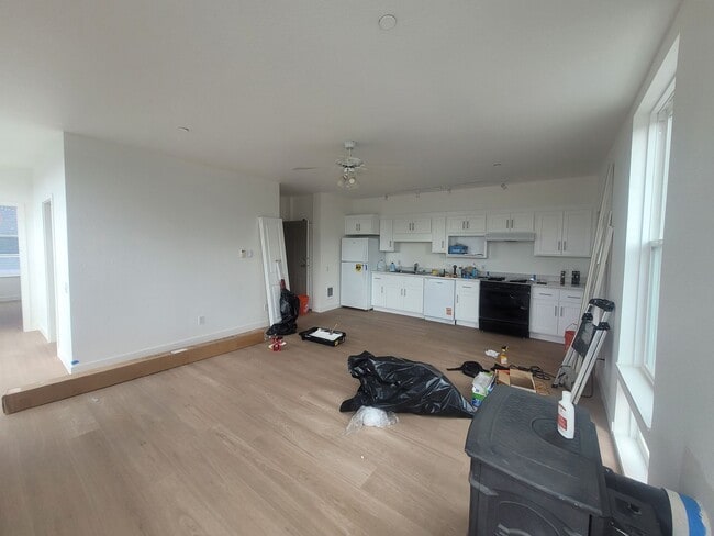 Building Photo - Beautifully updated Apartment in the Heart...