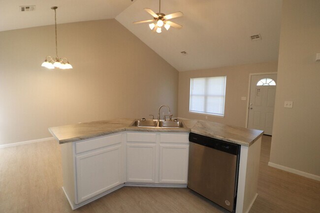 Building Photo - Remodeled Duplex Rent ready!