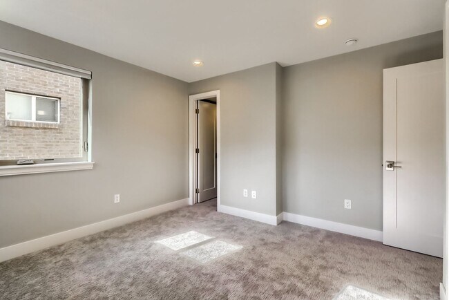 Building Photo - 3 bedroom Townhome + 2 Large Flex Spaces &...