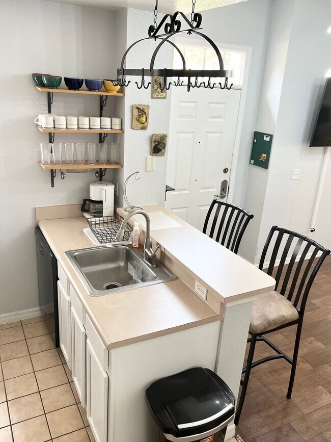 Building Photo - Fully Furnished 4 Bedroom 3 Bath Townhome ...