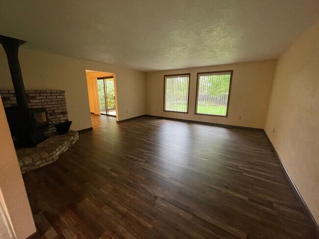 Building Photo - Desirable East Medford Single Story