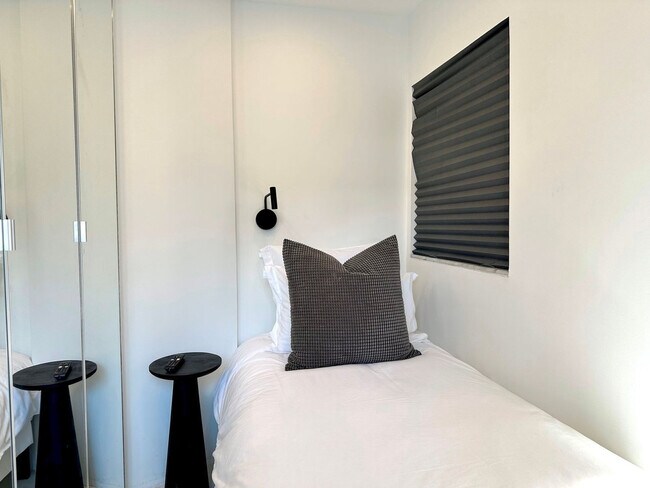 Building Photo - 5700 Saddlebrook Way