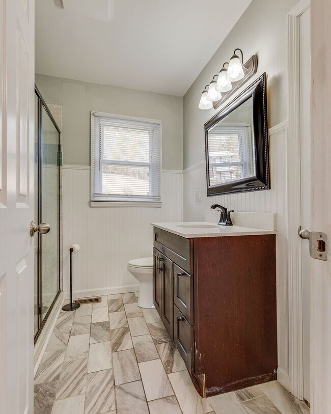 Building Photo - 606 Pine Ridge Rd