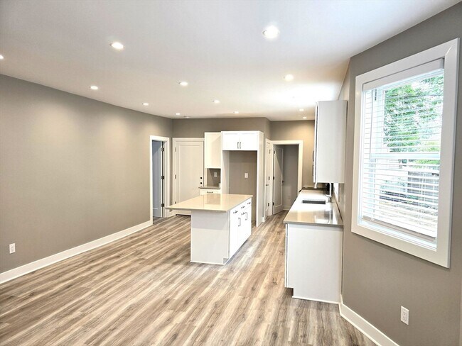 Primary Photo - 39 Fiske St