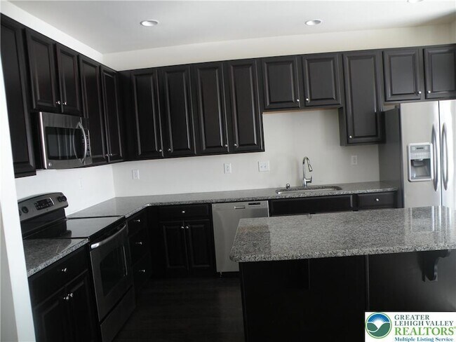Building Photo - 6092 Valley Forge Dr
