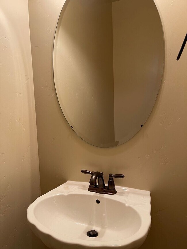 Building Photo - Gorgeous home in Orem