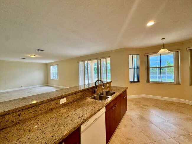 Building Photo - 898 Tulip Cir
