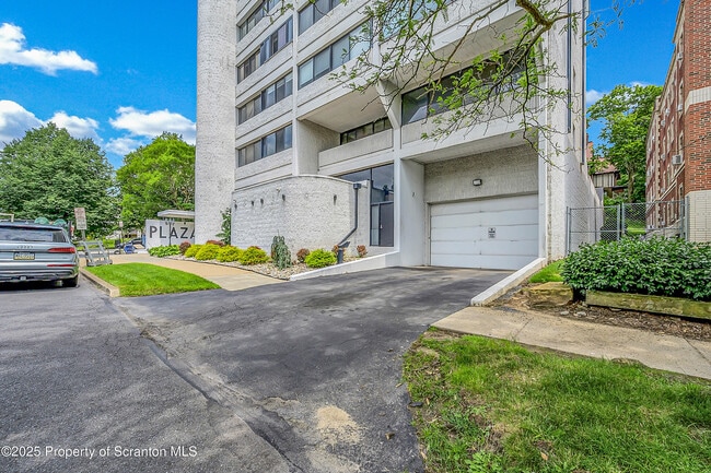Building Photo - 550 Clay Ave