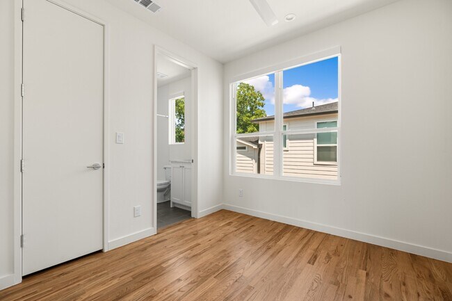 Building Photo - 3 bedroom Lakewood Townhome Walking Distance to Whole Foods and all of your favorites!