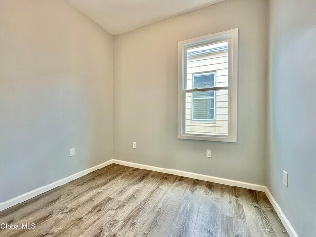 Building Photo - 37 High St