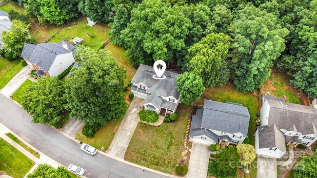 Building Photo - 8256 Chatham Oaks Dr